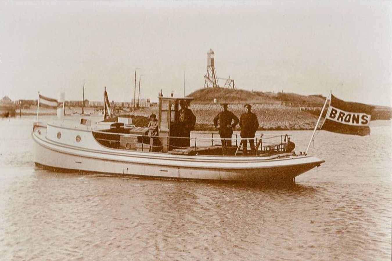 Caroussel 1923 - veerboot Maria (aankomst Bruinisse vanaf bouwwerf) (1350px900p)