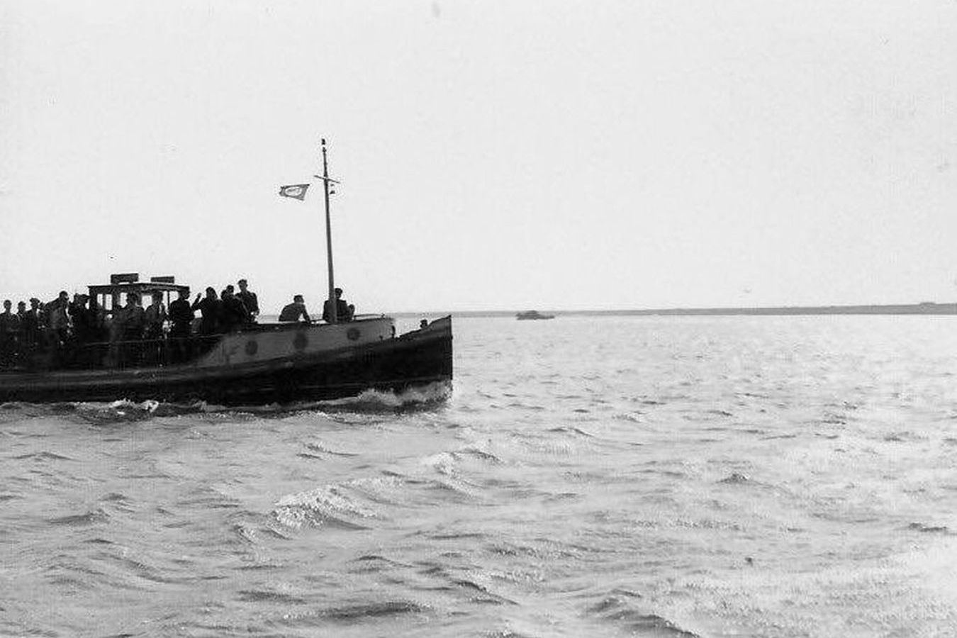 Caroussel 1930 (schatting)- veerboot Maria met passagiers zonder tekst (Zijpe) (1350px900p)