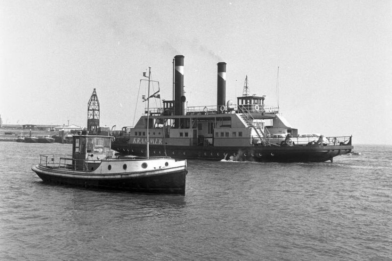 Caroussel 1954 (plm.) - veerboot Maria en autoveer Krammer (c Beeldbank Zeeland) (1350px900p)